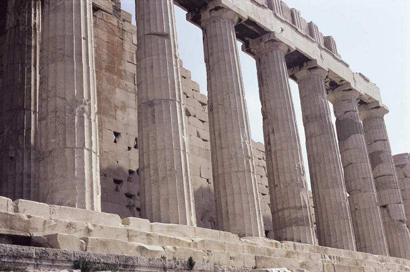 无人,横图,室外,白天,仰视,旅游,度假,名胜古迹,标志建筑,地标,建筑,一排,许多,阴影,遗迹,整齐,光线,影子,柱子,古迹,文物,娱乐,建设,古建筑,排列,蓝色,蓝天,天空,阳光,天,享受,休闲,旅游胜地,放松,晴朗,队列,古文明,万里无云,多利安柱式,陶立克柱式,柱式,晴空,晴空万里,彩图,低角度拍摄