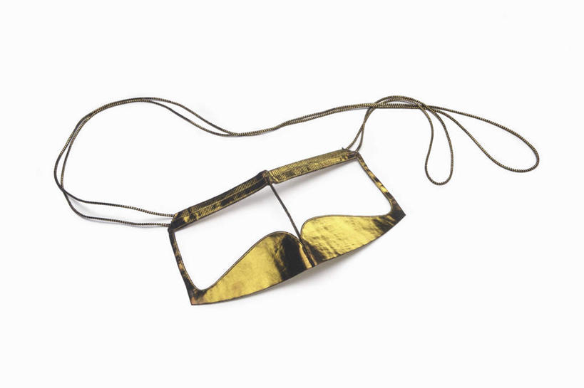 无人,横图,俯视,室内,特写,白天,白色背景,桌面,桌子,静物,阴影,内衣,反射,木制,影子,木制品,胸罩,文胸,摄影,影棚,乳罩,胸衣,彩图,高角度拍摄,影棚拍摄,拍摄