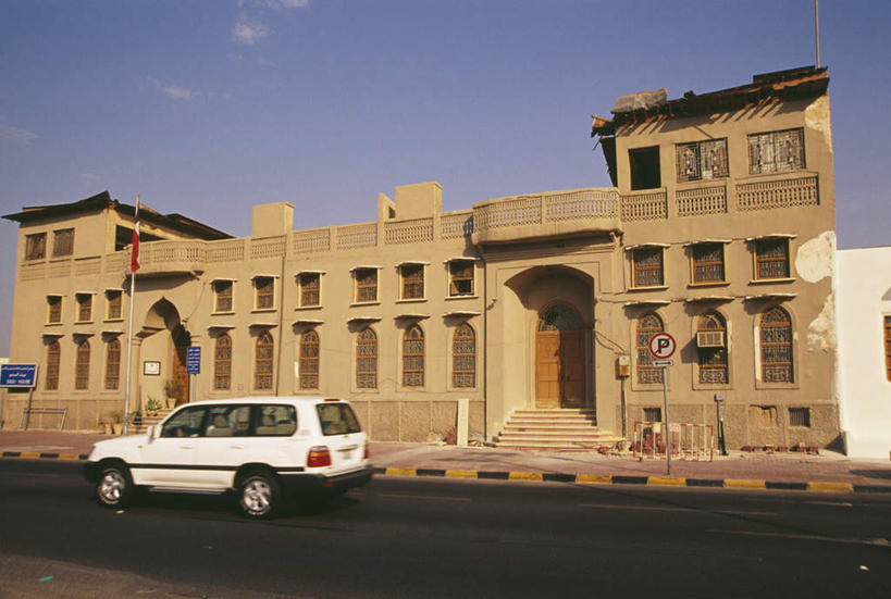 无人,家,横图,室外,白天,正面,度假,美景,城市风光,城市,道路,路,公路,汽车,旗帜,科威特,亚洲,一辆,阴影,光线,影子,房屋,屋子,景观,云,云朵,公寓,交通,云彩,娱乐,旗子,洋房,楼房,住宅,车,蓝色,白云,蓝天,天空,阳光,交通工具,轿车,天,享受,休闲,景色,放松,晴朗,载具,西亚,旌旗,旗号,科威特国,晴空,马路,彩图,房子