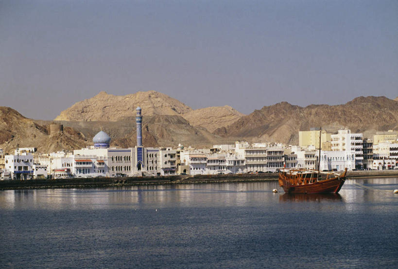 无人,家,横图,室外,白天,正面,旅游,度假,河流,石头,山,山脉,水,标志建筑,地标,建筑,轮船,船,阿曼,亚洲,阴影,波纹,节日,光线,石子,影子,房屋,屋子,河水,山峰,水流,公寓,涟漪,山峦,首都,文化,娱乐,建设,洋房,楼房,住宅,蓝色,倒影,蓝天,水纹,天空,阳光,交通工具,波浪,群山,天,祈祷,享受,休闲,健康,旅游胜地,放松,许愿,宗教,信仰,晴朗,纪念,祈求,倒映,伊斯兰教,载具,清真寺,西亚,万里无云,水晕,阿曼苏丹国,反照,马斯喀特,马斯喀图,马斯卡德,米卡斯,平安,石块,岩石,晴空,晴空万里,彩图,房子