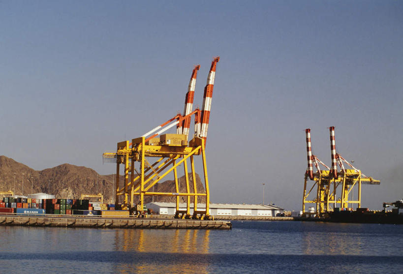 无人,码头,横图,室外,白天,正面,度假,技术,海浪,海洋,石头,美景,山,山脉,城市风光,城市,港口,建筑,阿曼,亚洲,阴影,光线,石子,影子,景观,浪花,山峰,集装箱,山峦,首都,娱乐,设备,货柜,施工,蓝色,蓝天,天空,阳光,海水,箱子,群山,天,享受,休闲,机械,起重机,景色,放松,运输,晴朗,工程,西亚,海景,物流,万里无云,阿曼苏丹国,马斯喀特,马斯喀图,马斯卡德,米卡斯,大海,风浪,海,海水的波动,近岸浪,石块,岩石,涌浪,晴空,晴空万里,彩图,摆渡口,埠头,渡口,渡头,港湾,海港,货运码头,口岸,商港