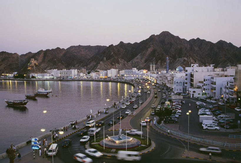 无人,家,横图,俯视,航拍,室外,白天,度假,海浪,海洋,美景,山,山脉,别墅,城市风光,城市,道路,路,路灯,公路,照明,阿曼,亚洲,阴影,光线,影子,房屋,屋子,景观,浪花,山峰,公寓,灯光,交通,山峦,首都,娱乐,洋房,楼房,住宅,灯,海水,群山,享受,休闲,景色,放松,照亮,照明设备,鸟瞰,西亚,海景,阿曼苏丹国,马斯喀特,马斯喀图,马斯卡德,米卡斯,大海,风浪,海,海水的波动,近岸浪,涌浪,马路,彩图,高角度拍摄,房子