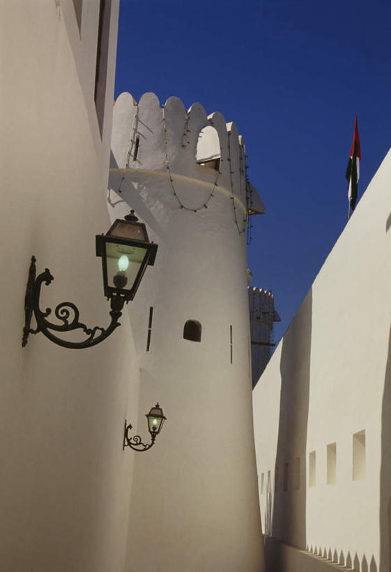 无人,家,竖图,室外,白天,仰视,度假,美景,城市风光,城市,旗帜,照明,阿联酋,亚洲,阴影,光线,壁灯,影子,房屋,墙,屋子,景观,公寓,灯光,首都,娱乐,旗子,洋房,楼房,墙壁,墙面,住宅,灯,蓝色,蓝天,天空,阳光,灯具,天,享受,休闲,景色,放松,晴朗,照亮,照明设备,西亚,阿拉伯联合酋长国,阿布扎比,万里无云,旌旗,旗号,阿布达比,晴空,晴空万里,彩图,低角度拍摄,房子