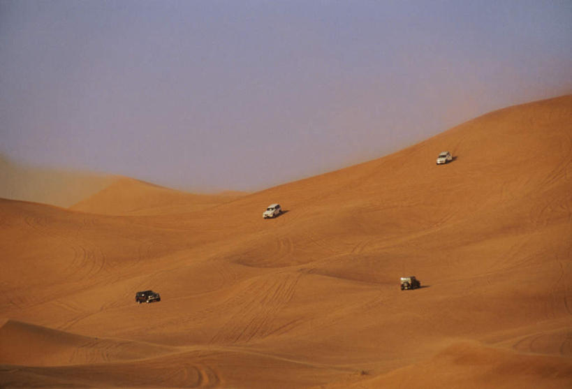 无人,横图,室外,白天,正面,旅游,度假,美景,沙漠,越野车,汽车,阿联酋,亚洲,阴影,光线,影子,景观,痕迹,娱乐,车,蓝色,蓝天,天空,阳光,自然,交通工具,天,享受,休闲,景色,放松,晴朗,自然风光,载具,西亚,吉普车,阿拉伯联合酋长国,迪拜,万里无云,陈迹,杜拜,大漠,砂漠,晴空,晴空万里,彩图