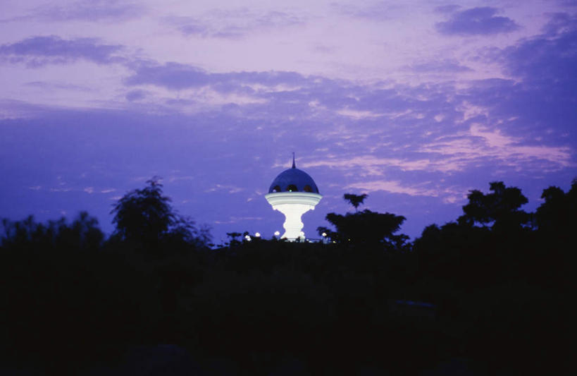 无人,横图,室外,白天,正面,旅游,度假,日落,植物,标志建筑,地标,建筑,路灯,照明,雕塑,阿曼,亚洲,阴影,艺术,装饰,光线,雕刻,雕像,影子,晚霞,霞光,落日,灯光,首都,背光,娱乐,建设,灯,树,树木,绿色,自然,黄昏,工艺品,享受,休闲,旅游胜地,彩霞,放松,生长,成长,纪念,照亮,美术,照明设备,主题,西亚,逆光,陈列,功能,美学,阿曼苏丹国,夕照,马斯喀特,马斯喀图,马斯卡德,米卡斯,夕阳,彩图,斜阳