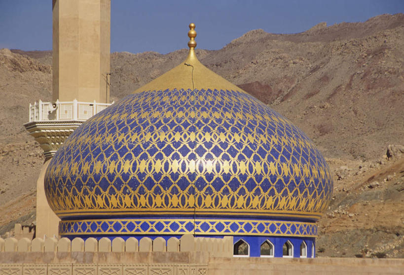 无人,横图,室外,白天,正面,旅游,度假,草地,草坪,石头,山,山脉,植物,标志建筑,地标,建筑,阿曼,亚洲,阴影,节日,装饰,光线,石子,影子,屋顶,山峰,山峦,首都,顶棚,文化,娱乐,建设,草,蓝色,绿色,蓝天,天空,阳光,群山,天,祈祷,享受,休闲,健康,旅游胜地,放松,许愿,宗教,信仰,晴朗,纪念,华丽,修饰,祈求,点缀,伊斯兰教,清真寺,西亚,万里无云,衬托,美观,雅致,雅观,阿曼苏丹国,马斯喀特,马斯喀图,马斯卡德,平安,石块,岩石,晴空,晴空万里,彩图