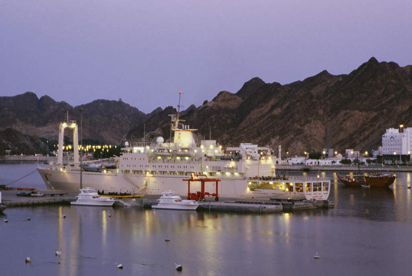 无人,家,码头,横图,室外,白天,正面,度假,河流,石头,美景,日落,山,山脉,水,城市风光,城市,港口,船,阿曼,亚洲,一艘,停靠,阴影,光线,石子,影子,房屋,屋子,河水,景观,山峰,水流,晚霞,霞光,落日,灯光,山峦,首都,娱乐,楼房,游轮,住宅,游船,黄昏,交通工具,群山,享受,休闲,景色,彩霞,放松,停泊,载具,西亚,旅游船,阿曼苏丹国,夕照,马斯喀特,马斯喀图,马斯卡德,石块,岩石,夕阳,彩图,房子,摆渡口,埠头,渡口,渡头,港湾,海港,货运码头,口岸,商港,斜阳