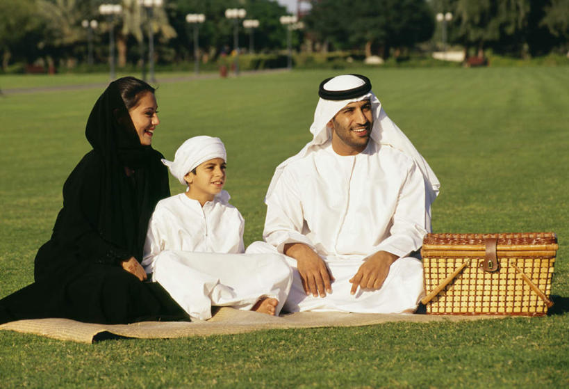 东方人,儿童,三个人,家庭,夫妻,母亲,父亲,儿子,坐,笑,盘腿,微笑,露齿笑,横图,室外,白天,正面,民族服装,爱情,纯洁,草地,草坪,植物,亚洲,阴影,光线,头巾,影子,坐垫,浪漫,注视,黄种人,草,小孩,绿色,白色,黑色,阳光,观察,看,温暖,温馨,父子,母子,三口之家,一家人,恩爱,父爱,可爱,母爱,童年,童趣,恋人,观看,和睦,察看,关注,童真,烂漫,无邪,野餐垫,野餐地毯,多功能毯,袍子,天真,男孩,男人,男性,年轻男性,年轻女性,女人,女性,亚洲人,孩子,年轻人,夫妇,情侣,盘腿而坐,盘膝,盘着腿的,盘着腿坐,双腿交叉,坐着,彩图,全身,传统服装,民俗服,伴侣,融洽,男生