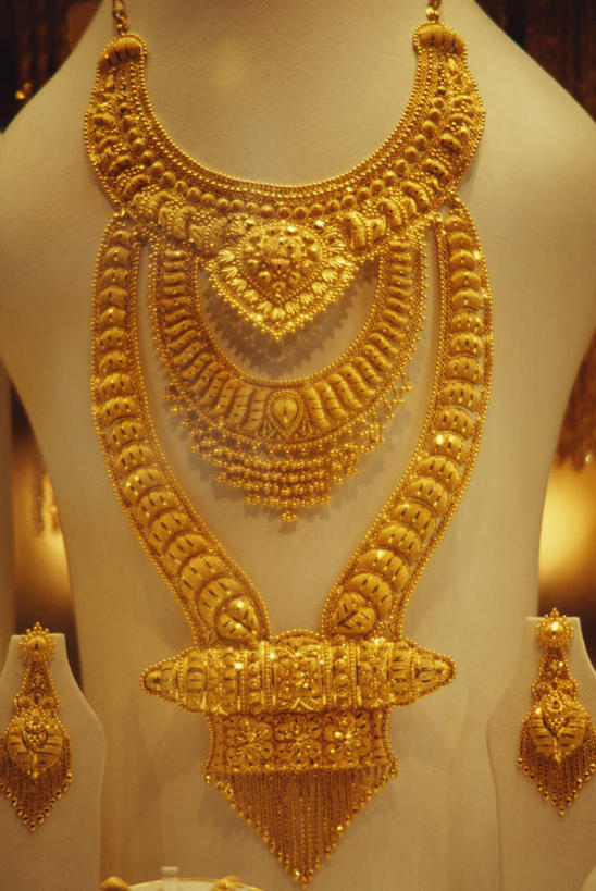 无人,商店,竖图,室内,特写,白天,正面,购物,消费,静物,项链,珠宝,阴影,反射,影子,商铺,装饰品,饰品,首饰,金融,道具,贵重,珍贵,选购,贸易,陈列道具,血拼,市肆,商号,宝贵,彩图,店铺