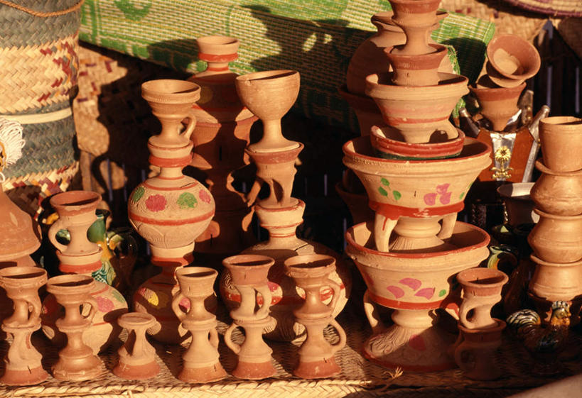 无人,横图,俯视,室外,特写,白天,绘画,桌面,桌子,一堆,许多,阴影,堆叠,堆积,朦胧,模糊,反射,木制,彩绘,瓷器,罐子,影子,陶瓷,陶瓷制品,木制品,瓶子,堆,陶艺,彩釉,画画,彩图,高角度拍摄