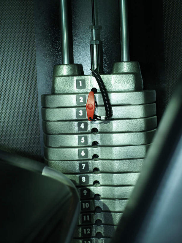 无人,健身房,竖图,室内,特写,白天,正面,锻炼,运动,静物,一根,朦胧,模糊,标志,砝码,文字,字符,字母,标识,重量,衡量,计量,阿拉伯文,量具,举重机,举重床,阿拉伯语,阿拉伯字母,质量,体育,彩图,健身,健身馆