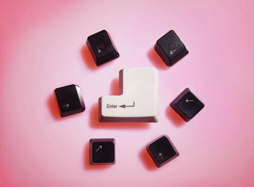 无人,横图,俯视,室内,特写,白天,键盘,桌面,桌子,静物,阴影,粉色背景,反射,木制,影子,方向,输入设备,通讯设备,箭头,白色,黑色,木制品,摄影,影棚,方向键,指向,通信设备,确认,回车,回车键,簇,换行,执行,彩图,高角度拍摄,影棚拍摄,拍摄