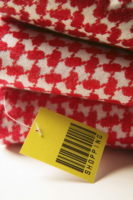 无人,竖图,俯视,室内,特写,白天,电子,静物,阴影,装饰,反射,信息,标签,符号,数字,影子,标识,黄色,红色,围巾,温暖,围脖,保暖,华丽,条形码,点缀,御寒,编码,条码,衬托,美观,雅致,雅观,彩图,高角度拍摄,商业