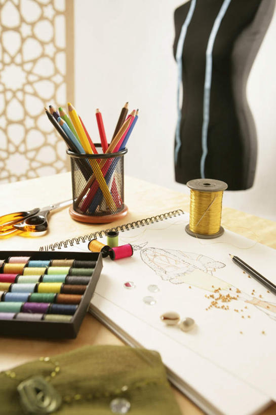 无人,竖图,俯视,室内,特写,白天,装修,桌面,桌子,建筑,静物,笔筒,修剪,阴影,朦胧,模糊,反射,测量,木制,笔,材料,档案,工具,剪刀,皮尺,人造模特,文件,影子,纸,刻度,办公用品,文具,尺,木制品,铅笔,容器,软尺,手稿,学习用品,资料,器皿,道具,储藏,测量工具,裁剪,文具用品,证明,尺子,剪子,剪裁,切割,储存,文档,服装模特,模特道具,时装道具,展示道具,服装模特道具,陈列道具,量具,量仪,塑料卷尺,纤维尺,纤维圆尺,圆尺,插笔器具,文房用具,彩图,高角度拍摄,贮存