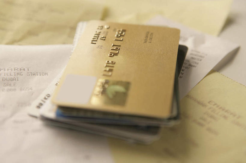 无人,横图,俯视,室内,特写,白天,信用卡,桌面,桌子,静物,一排,许多,阴影,朦胧,模糊,整齐,反射,木制,影子,排列,木制品,卡,储蓄卡,堆,队列,收银条,发票,购物收据,购物小票,银行卡,彩图,高角度拍摄,收据