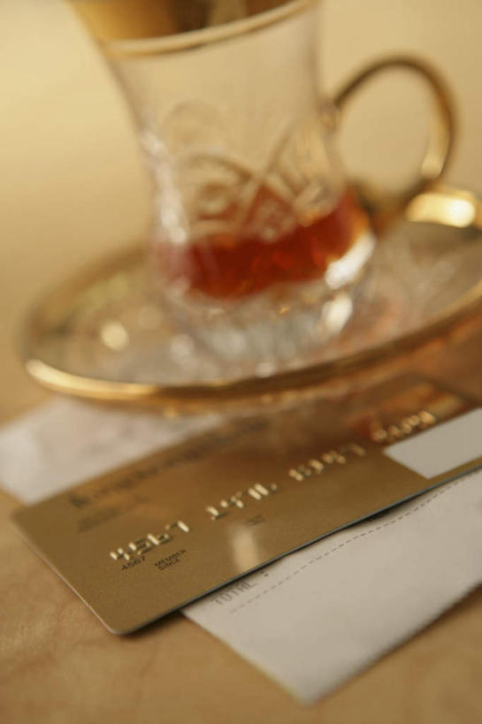 无人,竖图,俯视,室内,特写,白天,信用卡,桌面,桌子,静物,杯子,餐具,一张,阴影,朦胧,模糊,反射,木制,碟子,盘,影子,玻璃制品,盘子,木制品,水杯,碟,金色,卡,储蓄卡,收银条,发票,购物收据,购物小票,银行卡,玻璃杯,彩图,高角度拍摄,收据