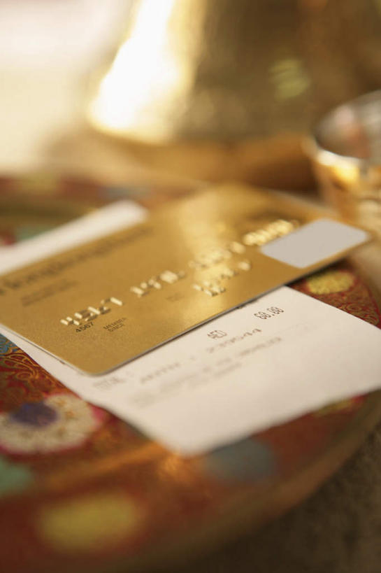 无人,竖图,俯视,室内,特写,白天,信用卡,桌面,桌子,静物,餐具,一张,阴影,朦胧,模糊,反射,木制,碟子,盘,影子,盘子,木制品,碟,金色,卡,储蓄卡,收银条,发票,购物收据,购物小票,银行卡,彩图,高角度拍摄,收据