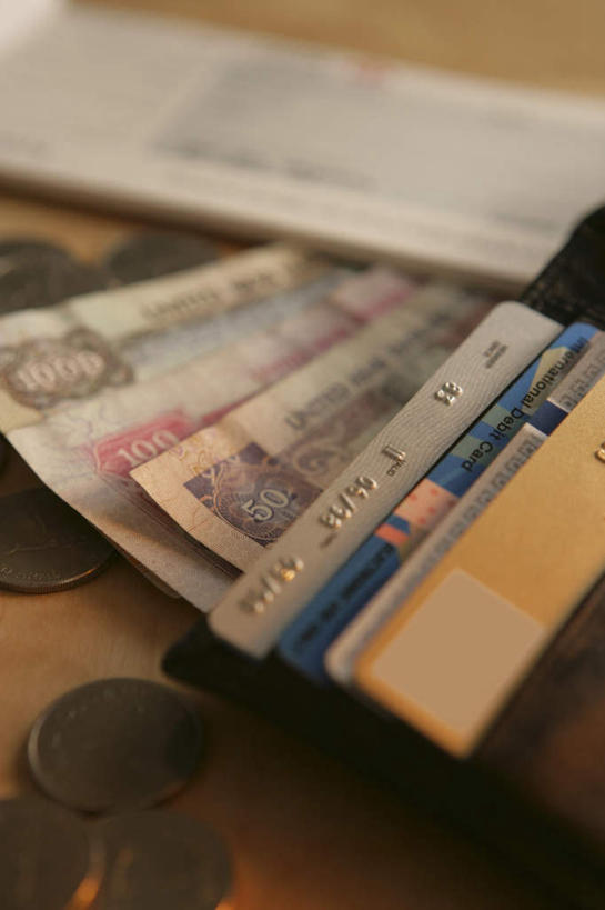 无人,竖图,俯视,室内,特写,白天,钱,信用卡,桌面,桌子,静物,一排,阴影,朦胧,模糊,整齐,反射,木制,钱币,影子,排列,木制品,卡,钞票,储蓄卡,金融,纸币,皮夹子,钱包,经济,支票,单据,票据,零钱包,皮夹,队列,单子,流通,纸钞,贸易,货币,现金,银行卡,彩图,高角度拍摄