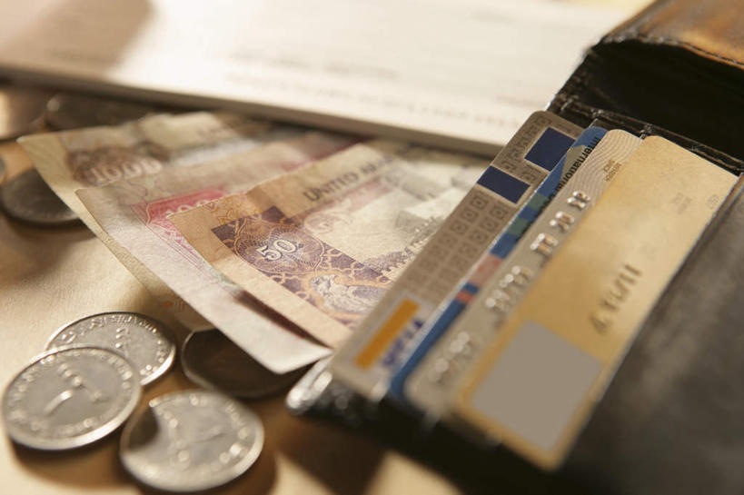 无人,横图,俯视,室内,特写,白天,钱,信用卡,桌面,桌子,静物,一堆,许多,阴影,堆叠,堆积,朦胧,模糊,反射,木制,钱币,影子,木制品,卡,钞票,储蓄卡,金融,纸币,皮夹子,钱包,经济,堆,支票,单据,票据,零钱包,皮夹,单子,流通,纸钞,贸易,货币,现金,银行卡,硬币,彩图,高角度拍摄