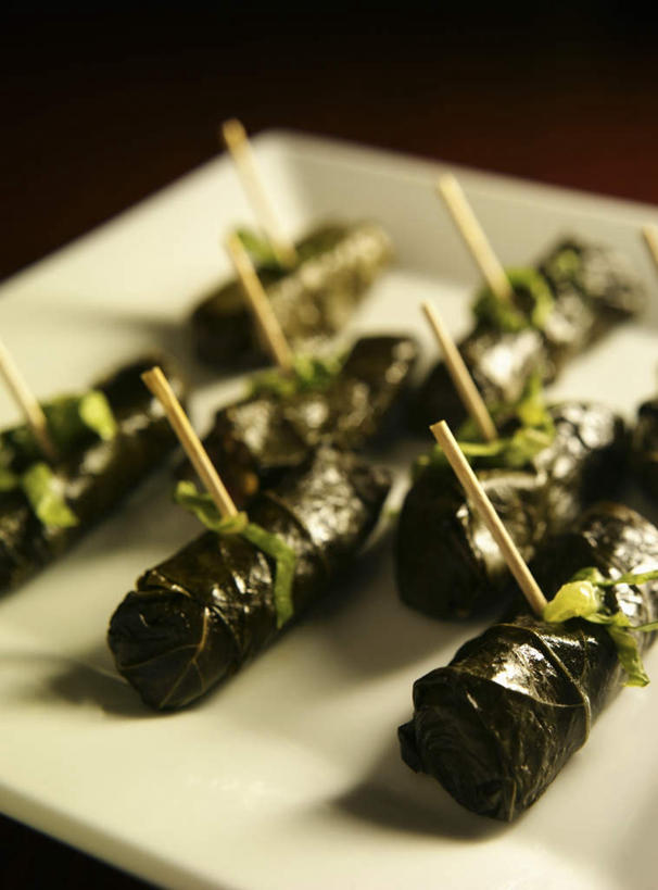 无人,竖图,俯视,室内,特写,白天,烹饪,桌面,桌子,餐具,阴影,朦胧,模糊,反射,木制,碟子,盘,牙签,影子,料理,食品,紫菜,菜肴,美食,食物,盘子,木制品,碟,佳肴,印度菜,印度料理,膜菜,索菜,坛紫菜,子菜,紫英,紫瑛,剔牙棒,彩图,高角度拍摄