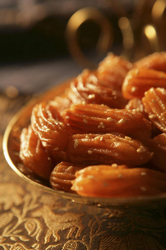 点心,无人,竖图,俯视,室内,特写,白天,烹饪,桌面,桌子,餐具,阴影,朦胧,模糊,反射,木制,碟子,盘,影子,料理,食品,甜点,甜品,菜肴,美食,食物,糕点,盘子,木制品,碟,甜食,佳肴,印度菜,印度料理,彩图,高角度拍摄