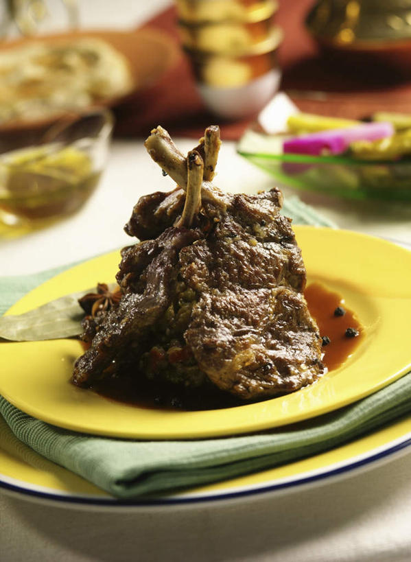 无人,竖图,俯视,室内,特写,白天,烹饪,桌面,桌子,餐具,阴影,朦胧,模糊,反射,木制,碟子,盘,影子,肉,料理,食品,菜肴,美食,肉类,食物,盘子,餐巾,木制品,碟,佳肴,肉食,印度菜,印度料理,保洁方巾,口布,彩图,高角度拍摄