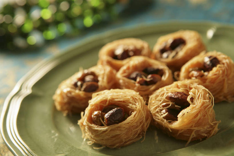 点心,无人,横图,俯视,室内,特写,白天,烹饪,桌面,桌子,餐具,阴影,朦胧,模糊,反射,木制,碟子,盘,影子,料理,食品,甜点,甜品,菜肴,美食,食物,糕点,一个,盘子,木制品,碟,甜食,枣,红枣,佳肴,单个,枣子,印度菜,印度料理,补气,归脾,胃经,养血,大枣,干红枣,彩图,高角度拍摄