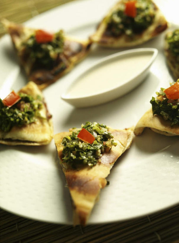 无人,竖图,俯视,室内,特写,白天,烹饪,桌面,桌子,蔬菜,餐具,阴影,朦胧,模糊,新鲜,反射,木制,碟子,盘,影子,陶瓷,生菜,莴苣,调料,酱料,酱汁,面饼,佐料,料理,食品,陶瓷制品,调味品,调味料,酱,菜肴,美食,食物,一个,盘子,木制品,容器,碟,碗,佳肴,有机食品,绿色食品,单个,储藏,储存,春菜,鹅仔菜,莴仔菜,千金菜,叶用莴苣,印度菜,印度料理,彩图,高角度拍摄,贮存