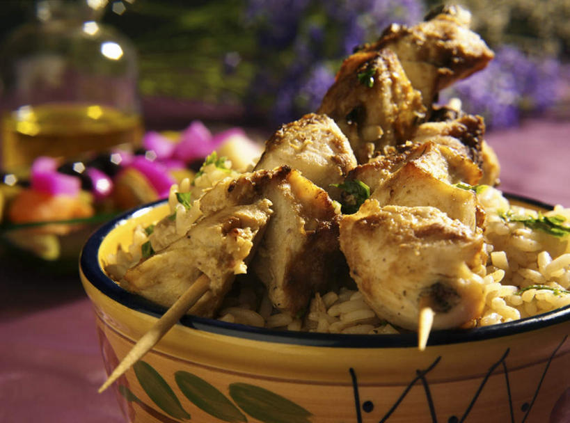 米饭,咖哩,无人,横图,俯视,室内,特写,白天,烹饪,桌面,桌子,阴影,朦胧,模糊,反射,木制,罐子,影子,陶瓷,调料,肉,食用油,油,橄榄油,料理,食品,陶瓷制品,饭,调味品,调味料,咖喱,菜肴,美食,肉类,玻璃制品,食物,一个,玻璃瓶,木制品,瓶子,容器,碗,佳肴,单个,储藏,五谷,储存,肉食,植物油,咖喱饭,印度菜,印度料理,彩图,高角度拍摄,贮存