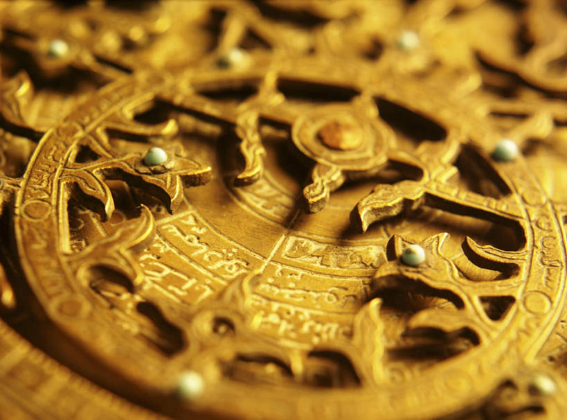 无人,横图,俯视,室内,特写,白天,仪器,科技,海底,静物,朦胧,模糊,科学,方向,历史,文化,黄金,一个,祈祷,金色,指示,许愿,宗教,地理,信仰,单个,罗盘,祈求,吉祥,科学技术,指向,镀金,风水,司南,阴阳,发明,天池,吉凶,吉利,晦气,不祥,倒霉,霉运,恶兆,凶险,顶针,玻璃盖,磁针,海底线,罗经,罗盘针,内盘,日圭,基准,外盘,园柱形外盒,平安,彩图,高角度拍摄,地质