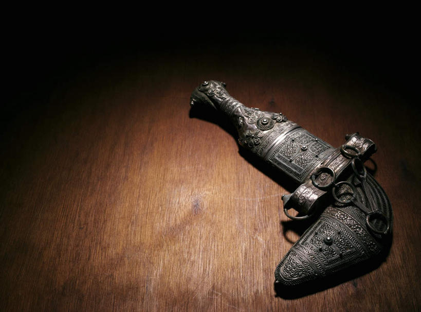 无人,横图,俯视,室内,特写,白天,竞争,静物,一把,对抗,阴影,冲突,反射,影子,刀具,破坏,刀,武器,战争,损坏,攻击,威胁,对立,矛盾,兵器,防御,敌对,挫败,斗争,抗拒,抗衡,凶器,杀伤,威慑,危险,彩图,高角度拍摄,匕首