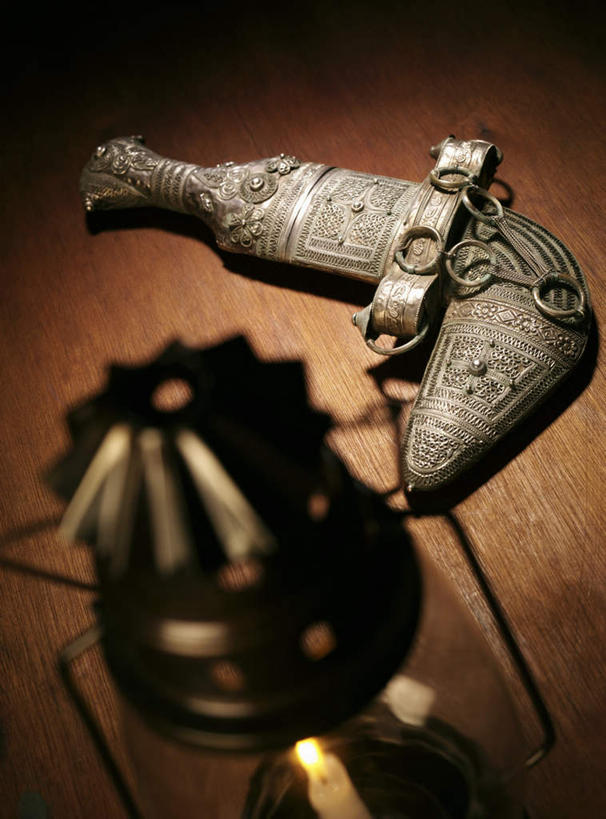 无人,竖图,俯视,室内,特写,白天,竞争,静物,照明,对抗,阴影,冲突,反射,影子,灯光,刀具,破坏,灯,一个,灯具,刀,武器,战争,单个,照亮,损坏,攻击,威胁,照明设备,对立,矛盾,兵器,油灯,防御,敌对,挫败,斗争,抗拒,抗衡,凶器,杀伤,威慑,危险,彩图,高角度拍摄,匕首