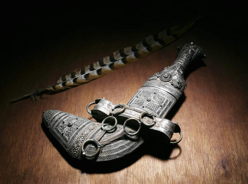 无人,横图,俯视,室内,特写,白天,竞争,静物,一把,对抗,阴影,冲突,反射,笔,影子,办公用品,刀具,破坏,文具,学习用品,刀,武器,战争,羽毛笔,文具用品,损坏,攻击,威胁,对立,矛盾,兵器,防御,敌对,挫败,斗争,抗拒,抗衡,凶器,杀伤,威慑,危险,彩图,高角度拍摄,匕首