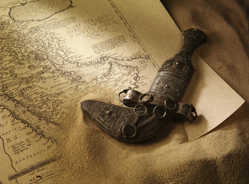 无人,横图,俯视,室内,特写,白天,竞争,道路,静物,地图,一堆,许多,对抗,阴影,堆叠,堆积,冲突,反射,信息,沙子,影子,刀具,交通,很多,方向,破坏,刀,武器,战争,引导,指引,堆,损坏,攻击,威胁,对立,矛盾,兵器,防御,敌对,挫败,斗争,抗拒,抗衡,凶器,杀伤,威慑,危险,彩图,高角度拍摄,导航,匕首