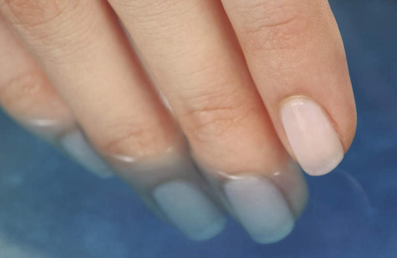 西方人,手,指甲,一个人,横图,俯视,室内,特写,白天,水,欧洲,欧洲人,仅一个年轻女性,仅一个女性,仅一个人,液体,水滴,手部,单手,年轻女性,女人,女性,白种人,手指甲,半身,彩图,高角度拍摄