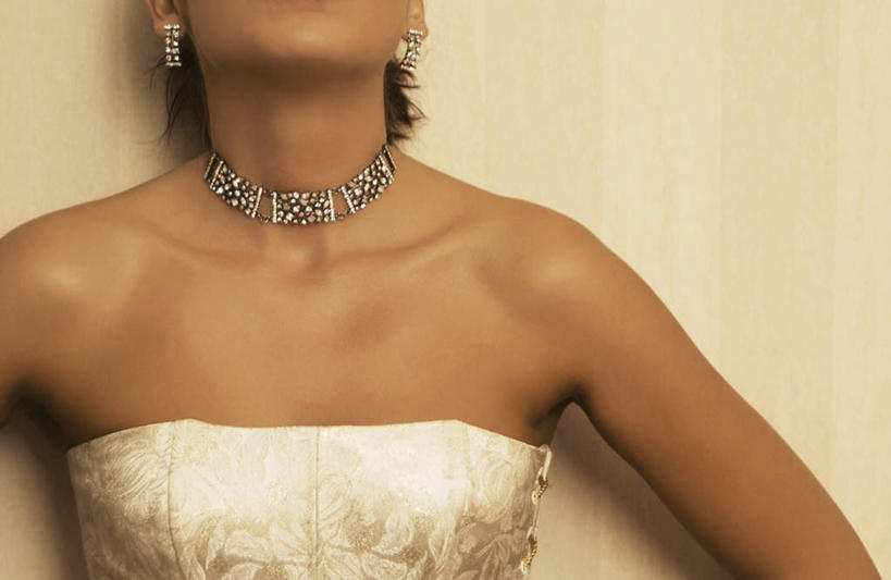 西方人,脖子,锁骨,肩胛骨,胸骨,肋骨,一个人,新娘,站,横图,室内,特写,白天,正面,婚纱,婚礼,快乐,项链,欧洲,欧洲人,仅一个年轻女性,仅一个女性,仅一个人,庆祝,结婚,装饰品,白色,耳环,饰品,首饰,站着,喜庆,摄影,影棚,纪念,卫生,纯真,洁净,耳饰,光明,胸椎,腰骨,肋软骨,恬静,中间色,朴素,清白,年轻女性,女人,女性,白种人,脖,颈,颈部,站立,半身,彩图,影棚拍摄,婚礼服,礼服,高兴,拍摄