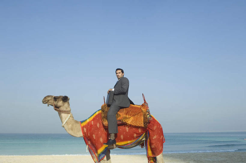 一个人,商务人士,商务男性,站,坐,横图,室外,白天,侧面,衬衫,海浪,海洋,沙滩,野生动物,阿联酋,亚洲,仅一个男性,仅一个人,握,阴影,花纹,套装,装饰,光线,包,布,公文包,沙子,图案,影子,海岸,浪花,水平线,辽阔,海平线,沙地,布纹,扭头,注视,骆驼,仅一个年轻男性,一个,蓝色,蓝天,天空,阳光,海水,动物,天,观察,看,站着,转头,广阔,握着,运输,晴朗,单个,公事包,观看,一望无际,华丽,修饰,布匹,点缀,察看,关注,西亚,商务装,海景,工薪阶层,阿拉伯联合酋长国,迪拜,万里无云,沙漠之舟,衬托,美观,雅致,雅观,双峰骆驼,无边无际,一马平川,杜拜,男人,男性,年轻男性,亚洲人,印度人,白领,上班族,大海,风浪,海,海水的波动,海滩,近岸浪,涌浪,晴空,晴空万里,站立,坐着,彩图,全身,衬衣,水天相接,水天一线
