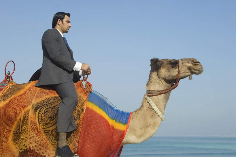 一个人,商务人士,商务男性,走,横图,室外,白天,侧面,衬衫,野生动物,阿联酋,亚洲,仅一个男性,仅一个人,握,阴影,花纹,套装,装饰,光线,布,图案,影子,水平线,辽阔,海平线,布纹,注视,骆驼,仅一个年轻男性,蓝色,蓝天,天空,阳光,动物,天,观察,看,广阔,握着,运输,晴朗,观看,一望无际,华丽,修饰,布匹,点缀,察看,关注,西亚,商务装,工薪阶层,阿拉伯联合酋长国,迪拜,万里无云,沙漠之舟,衬托,美观,雅致,雅观,双峰骆驼,无边无际,一马平川,杜拜,男人,男性,年轻男性,亚洲人,印度人,白领,上班族,晴空,晴空万里,步行,走路,坐着,彩图,全身,衬衣,水天相接,水天一线