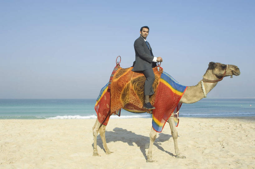 一个人,商务人士,商务男性,走,横图,室外,白天,侧面,衬衫,海浪,海洋,沙滩,野生动物,阿联酋,亚洲,仅一个男性,仅一个人,握,阴影,花纹,套装,装饰,光线,布,沙子,图案,影子,海岸,浪花,水平线,辽阔,海平线,沙地,布纹,注视,骆驼,仅一个年轻男性,蓝色,蓝天,天空,阳光,海水,动物,天,观察,看,广阔,握着,运输,晴朗,观看,一望无际,华丽,修饰,布匹,点缀,察看,关注,西亚,商务装,海景,工薪阶层,阿拉伯联合酋长国,迪拜,万里无云,沙漠之舟,衬托,美观,雅致,雅观,双峰骆驼,无边无际,一马平川,杜拜,男人,男性,年轻男性,亚洲人,印度人,白领,上班族,大海,风浪,海,海水的波动,海滩,近岸浪,涌浪,晴空,晴空万里,步行,走路,坐着,彩图,全身,衬衣,水天相接,水天一线