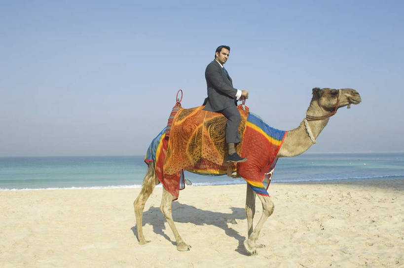 一个人,商务人士,商务男性,走,横图,室外,白天,侧面,衬衫,海浪,海洋,沙滩,野生动物,阿联酋,亚洲,仅一个男性,仅一个人,握,阴影,花纹,套装,装饰,光线,布,沙子,图案,影子,海岸,浪花,水平线,辽阔,海平线,沙地,布纹,注视,骆驼,仅一个年轻男性,蓝色,蓝天,天空,阳光,海水,动物,天,观察,看,广阔,握着,运输,晴朗,观看,一望无际,华丽,修饰,布匹,点缀,察看,关注,西亚,商务装,海景,工薪阶层,阿拉伯联合酋长国,迪拜,万里无云,沙漠之舟,衬托,美观,雅致,雅观,双峰骆驼,无边无际,一马平川,杜拜,男人,男性,年轻男性,亚洲人,印度人,白领,上班族,大海,风浪,海,海水的波动,海滩,近岸浪,涌浪,晴空,晴空万里,步行,走路,坐着,彩图,全身,衬衣,水天相接,水天一线