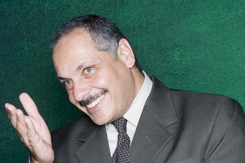 东方人,脸,头,脸颊,胡须,头发,一个人,商务人士,商务男性,站,笑,微笑,露齿笑,横图,室内,特写,白天,正面,衬衫,亚洲,仅一个男性,仅一个人,绿色背景,阴影,套装,反射,影子,墙,领带,注视,黄种人,肩膀,墙壁,墙面,灰色,观察,看,手势,站着,仅一个老年男性,迎接,摄影,影棚,观看,察看,关注,商务装,工薪阶层,老年男性,男人,男性,亚洲人,头部,胡子,小胡子,直发,脸部,脸蛋,面部,白领,上班族,站立,半身,彩图,影棚拍摄,衬衣,拍摄,短发