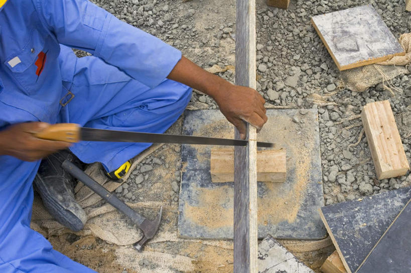 一个人,机修工,坐,横图,俯视,室外,白天,工作服,制服,阿联酋,亚洲,仅一个男性,仅一个人,切开,握,工具,木材,拿,拿着,木柴,工人,仅一个年轻男性,一个,蓝色,建筑工地,切,握着,木料,单个,锯子,切割,西亚,锯,剖面,阿拉伯联合酋长国,迪拜,谢赫扎耶德路,切面,地盘,建筑地盘,施工地盘,工作制服,杜拜,男人,男性,年轻男性,阿拉伯人,白种人,亚洲人,机械师,机修工人,坐着,半身,高角度拍摄,工作套服,工地,割