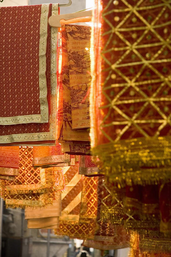 无人,商店,竖图,室内,特写,白天,正面,度假,美景,城市风光,城市,纺织品,阿联酋,亚洲,许多,吊挂,悬挂,装饰,编织,毛毯,毯子,手工艺品,景观,织物,挂,娱乐,商铺,纺织,工艺品,垫子,享受,休闲,温暖,景色,放松,华丽,修饰,点缀,西亚,阿拉伯联合酋长国,衬托,美观,雅致,雅观,市肆,商号,壁毯,挂毯,彩图,店铺