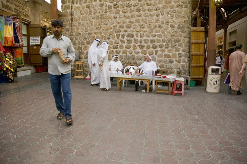 坐,走,横图,室外,白天,正面,民族服装,度假,美景,桌子,城市风光,城市,袋子,椅子,阿联酋,亚洲,行人,握,塑料,办公桌,木椅,景观,许多人,拿,拿着,注视,娱乐,路人,塑料制品,观察,看,一群人,享受,休闲,景色,放松,握着,菱角,观看,察看,关注,西亚,塑封,阿拉伯联合酋长国,迪拜,背手,杜拜,过客,芰实,菱实,乌菱,男人,男性,年轻男性,阿拉伯人,白种人,亚洲人,步行,散步,走路,坐着,彩图,全身,传统服装,民俗服,密封袋,塑封袋