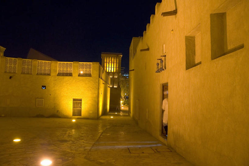 一个人,家,站,横图,室外,夜晚,正面,民族服装,度假,美景,城市风光,城市,照明,阿联酋,亚洲,仅一个男性,仅一个人,阴影,光线,影子,房屋,屋子,景观,公寓,灯光,注视,娱乐,洋房,楼房,住宅,灯,仅一个年轻男性,灯具,观察,看,站着,享受,休闲,景色,放松,观看,照亮,察看,照明设备,关注,西亚,地灯,阿拉伯联合酋长国,地埋灯,男人,男性,年轻男性,阿拉伯人,白种人,亚洲人,站立,彩图,全身,传统服装,民俗服,房子