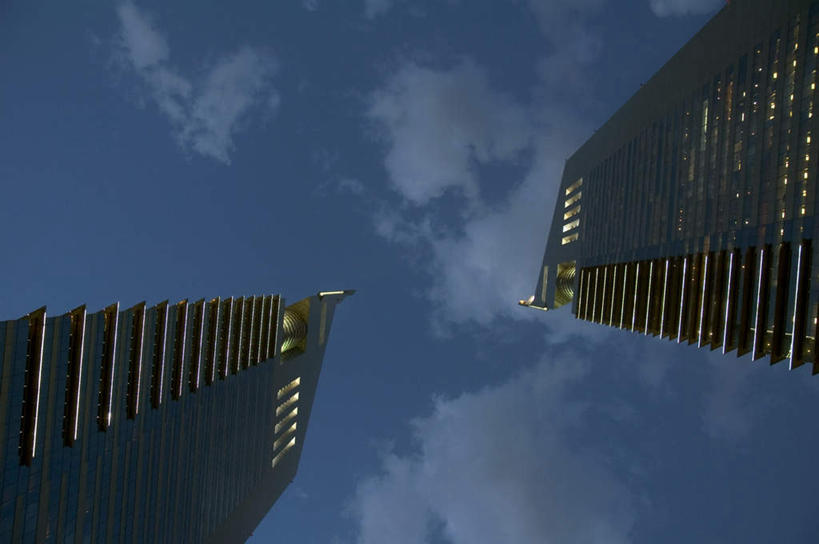 无人,高楼大厦,横图,室外,白天,仰视,度假,办公楼,美景,窗户,城市风光,城市,大厦,建筑,摩天大楼,写字楼,阿联酋,亚洲,一排,阴影,整齐,并列,并排,光线,影子,墙,景观,乌云,云,阴天,云朵,灯光,云彩,娱乐,玻璃窗,墙壁,墙面,排列,天空,楼宇,天,享受,休闲,商务楼,景色,放松,昏暗,阴沉,队列,西亚,平行,阿拉伯联合酋长国,迪拜,阿联酋大厦,杜拜,彩图,低角度拍摄,大楼,高层建筑,高楼,摩天楼