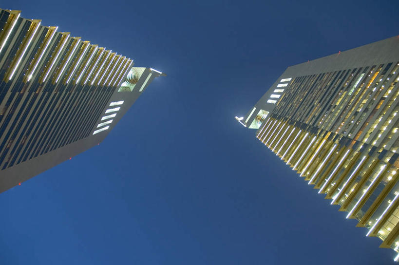 无人,高楼大厦,横图,室外,白天,仰视,度假,办公楼,美景,窗户,城市风光,城市,大厦,建筑,摩天大楼,写字楼,阿联酋,亚洲,一排,阴影,整齐,并列,并排,光线,影子,墙,景观,灯光,娱乐,玻璃窗,墙壁,墙面,排列,蓝色,蓝天,天空,楼宇,天,享受,休闲,商务楼,景色,放松,晴朗,队列,西亚,平行,阿拉伯联合酋长国,迪拜,阿联酋大厦,万里无云,杜拜,晴空,晴空万里,彩图,低角度拍摄,大楼,高层建筑,高楼,摩天楼