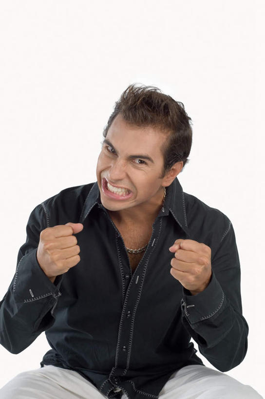 西方人,一个人,坐,竖图,室内,白天,白色背景,正面,欧洲,欧洲人,仅一个男性,仅一个人,服装,生气,注视,休闲装,仅一个年轻男性,衣服,观察,看,握拳,休闲,休闲服,愤怒,摄影,服饰,影棚,观看,恼怒,察看,愤慨,怒气,气愤,发怒,关注,怒火,情绪,脾气,忿怒,怨恨,强烈,气忿,愤恨,肝火,激动,男人,男性,年轻男性,白种人,坐着,半身,彩图,影棚拍摄,拍摄