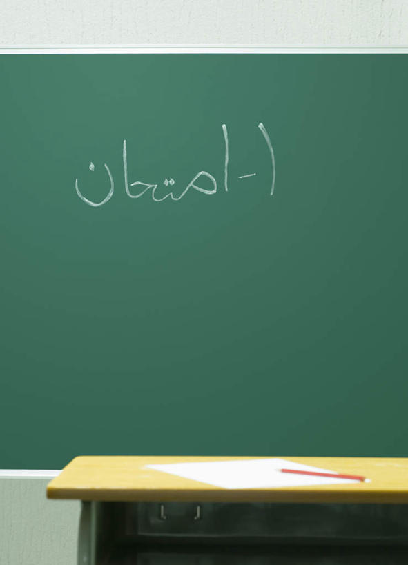 无人,竖图,室内,白天,正面,桌面,桌子,静物,阴影,反射,木制,英文,笔,标志,工具,文字,影子,字符,字母,办公用品,标识,文具,粉笔,木制品,铅笔,学习用品,黑板,教室,教学,英文字母,文具用品,课堂,耐磨,白垩,教学黑板,彩图