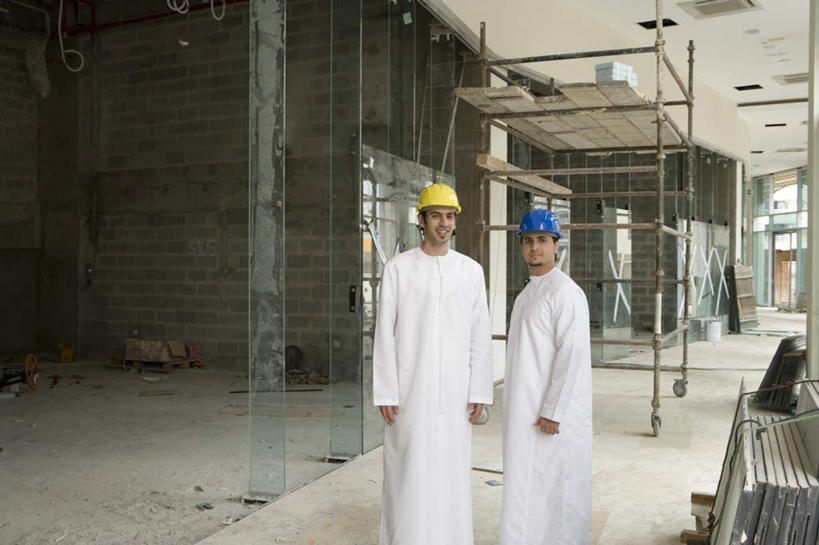 两个人,伙伴,朋友,商务人士,商务男性,站,笑,微笑,横图,室内,白天,正面,衬衫,友谊,合作,团队,帽子,亚洲,套装,头盔,支架,注视,架子,脚手架,施工,黄色,蓝色,安全帽,建筑工地,观察,看,站着,战略,观看,支撑,固定,装,察看,关注,工薪阶层,联合,合谋,地盘,建筑地盘,施工地盘,配合,协作,男人,男性,年轻男性,阿拉伯人,白种人,亚洲人,白领,上班族,站立,半身,彩图,衬衣,工地,稳固